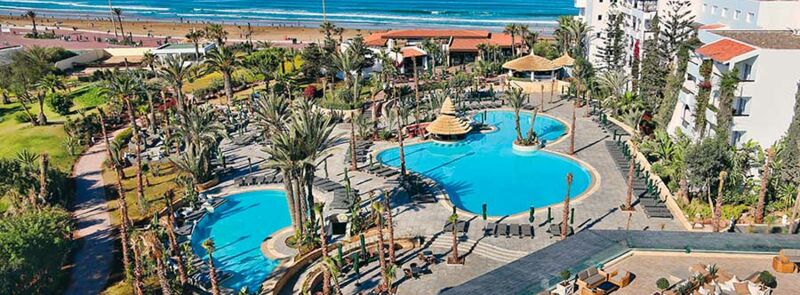 Maximum Golfreisen, Marokko/Agadir, RIU Tikida Beach-Hotel, Übersichtsfoto mit Pool und Garten und das Meer