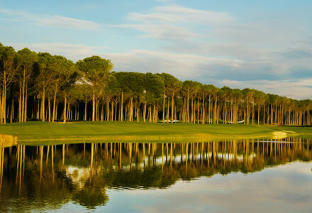 Golfplätze in Belek in der Türkei-Carya Golf Club-Bäume am Wasser