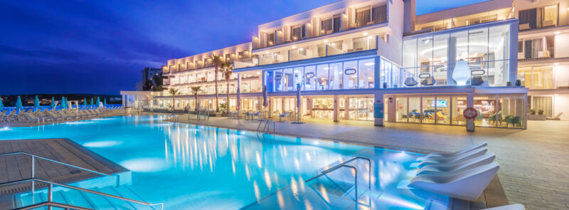 Beleuchtetes Pool und Abend mit Stimmung im Elba Sunset Hotel - Ideal für Paare - Maximum Golfreisen